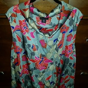 🌺 Apostrophe sleeveless blouse!